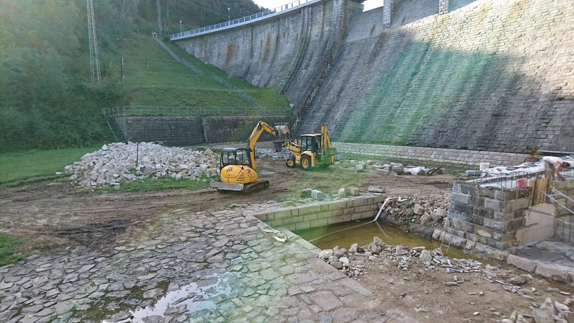 Práce pod hrází vodního díla Husinec